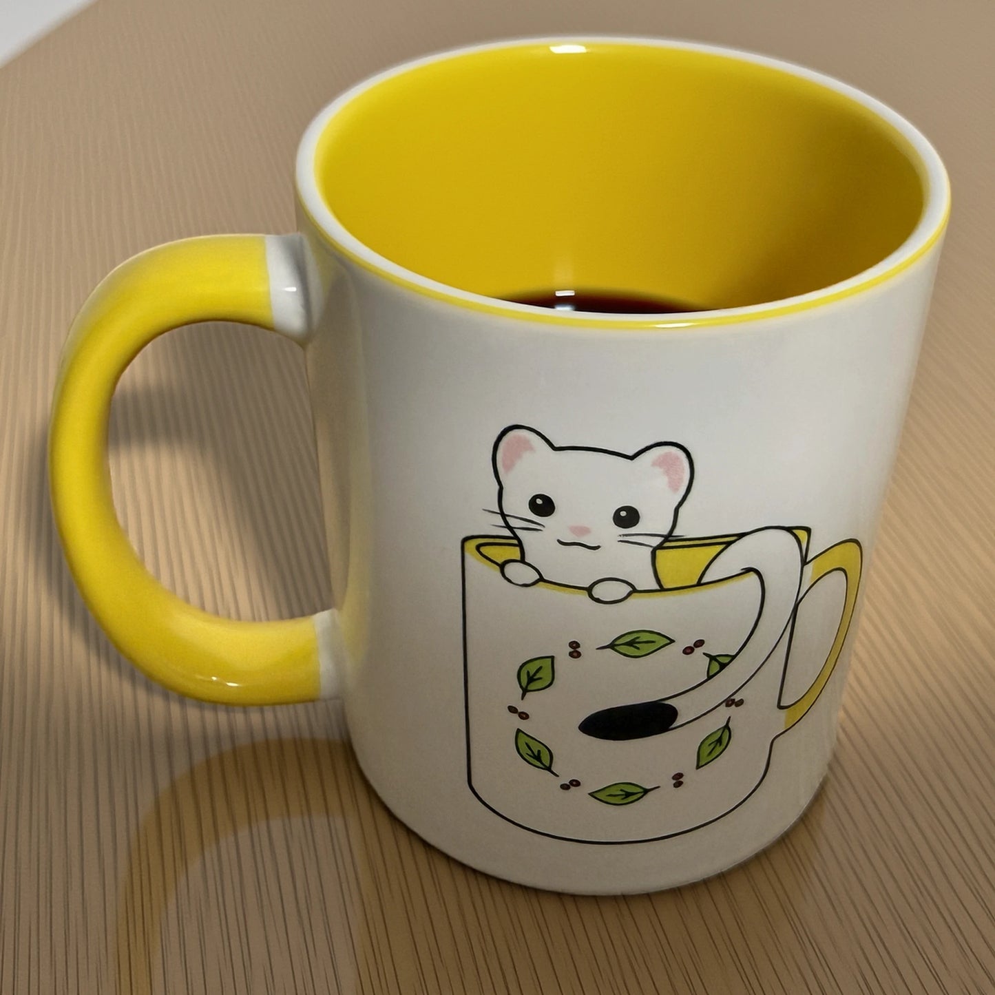 コーヒーを注いだおこじょ（オコジョ）のひょっこりマグ｜okojoya
