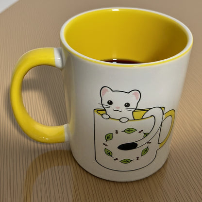 コーヒーを注いだおこじょ（オコジョ）のひょっこりマグ｜okojoya