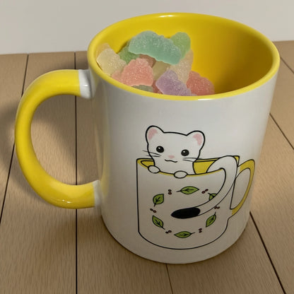 お菓子入れとして使うおこじょ（オコジョ）のひょっこりマグ｜okojoya