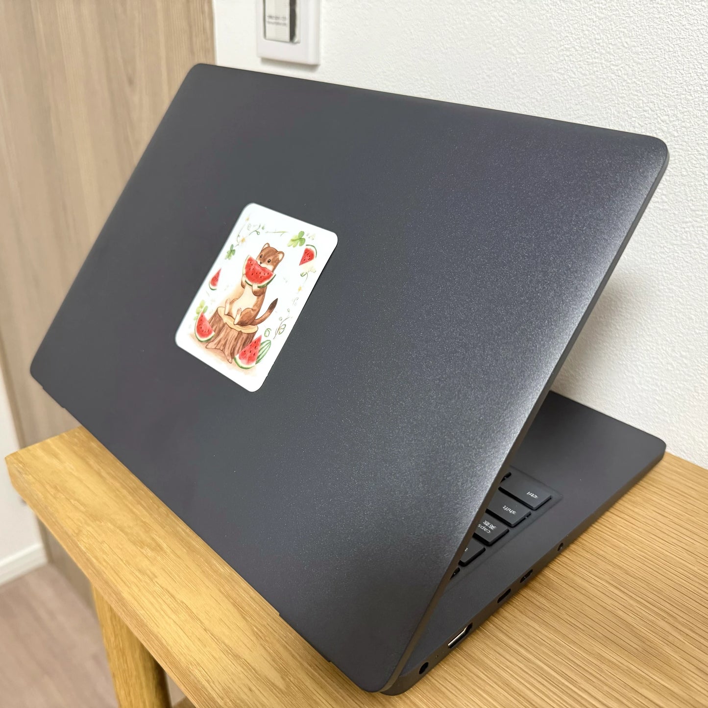 ノートパソコンに貼ったスイカのオコジョ防水ステッカーの使用イメージ