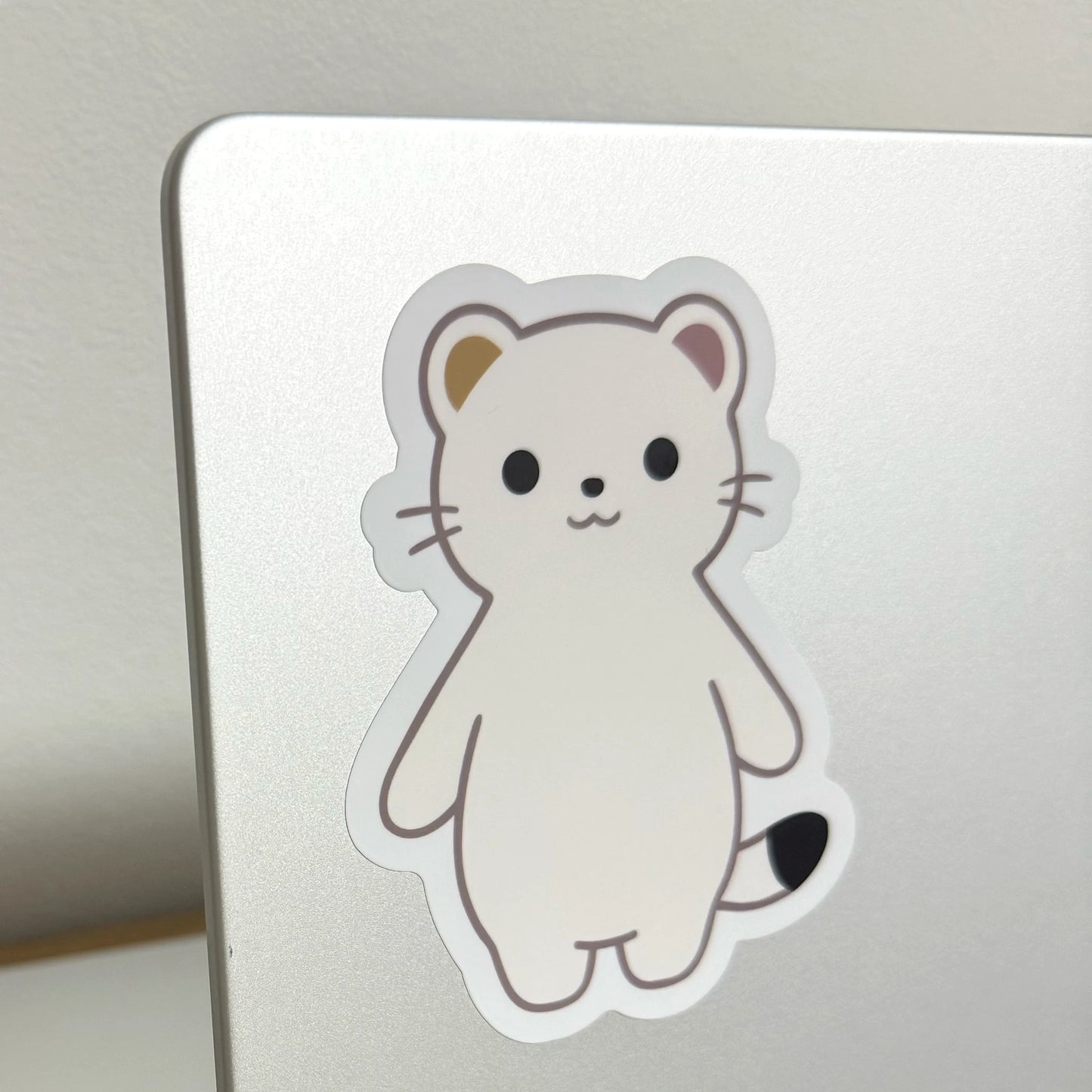 ノートパソコンに貼ったオコジョのえる防水ステッカーの使用イメージ