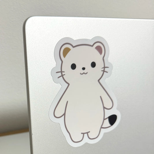 ノートパソコンに貼ったオコジョのえる防水ステッカーの使用イメージ