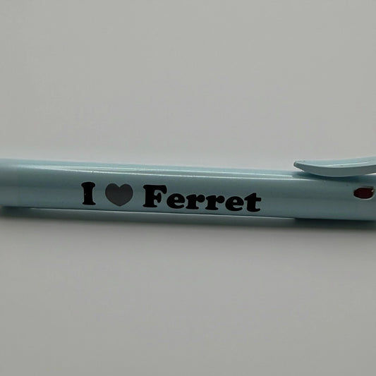 アニマル3色ボールペン フェレット「I♡Ferret」プリント部分アップ・デスクシーン