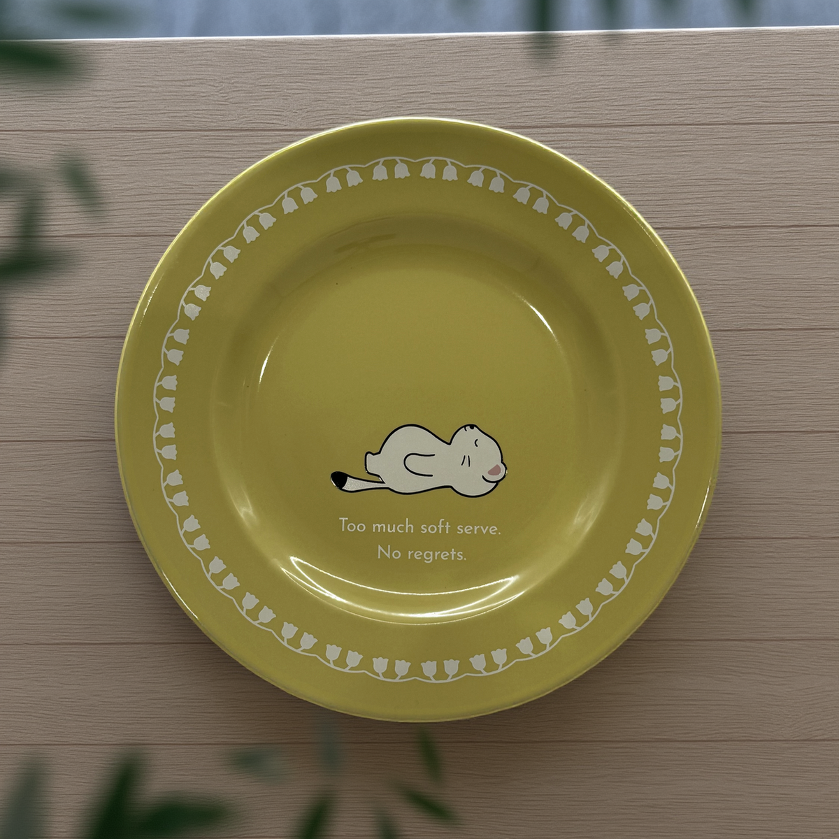 えるのおやすみプレートをカフェテーブルに置いたイメージ