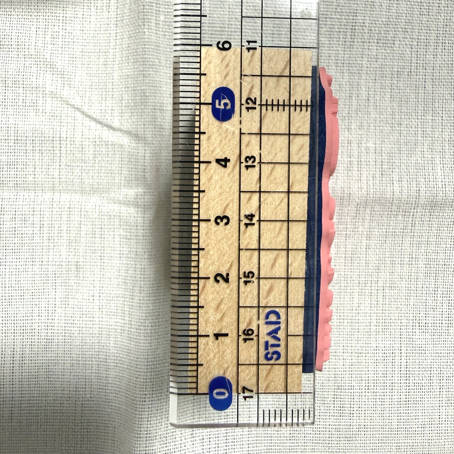 ウッドスタンプ「オコジョとライチョウ」のサイズを定規で計測。おこじょ（オコジョ）の木製はんこ