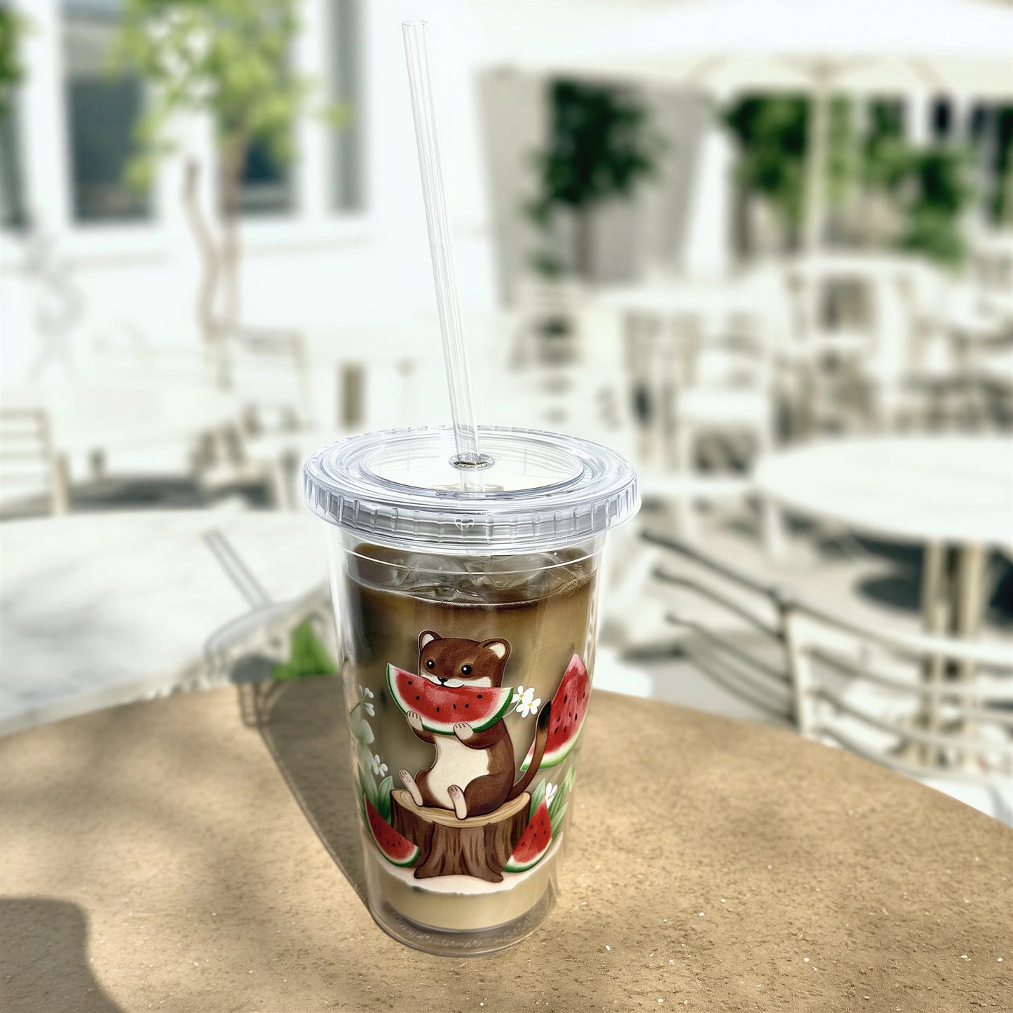 おこじょとスイカ クリアタンブラー 洋風カフェの屋外テラスに置いた涼しげな夏の雰囲気カット