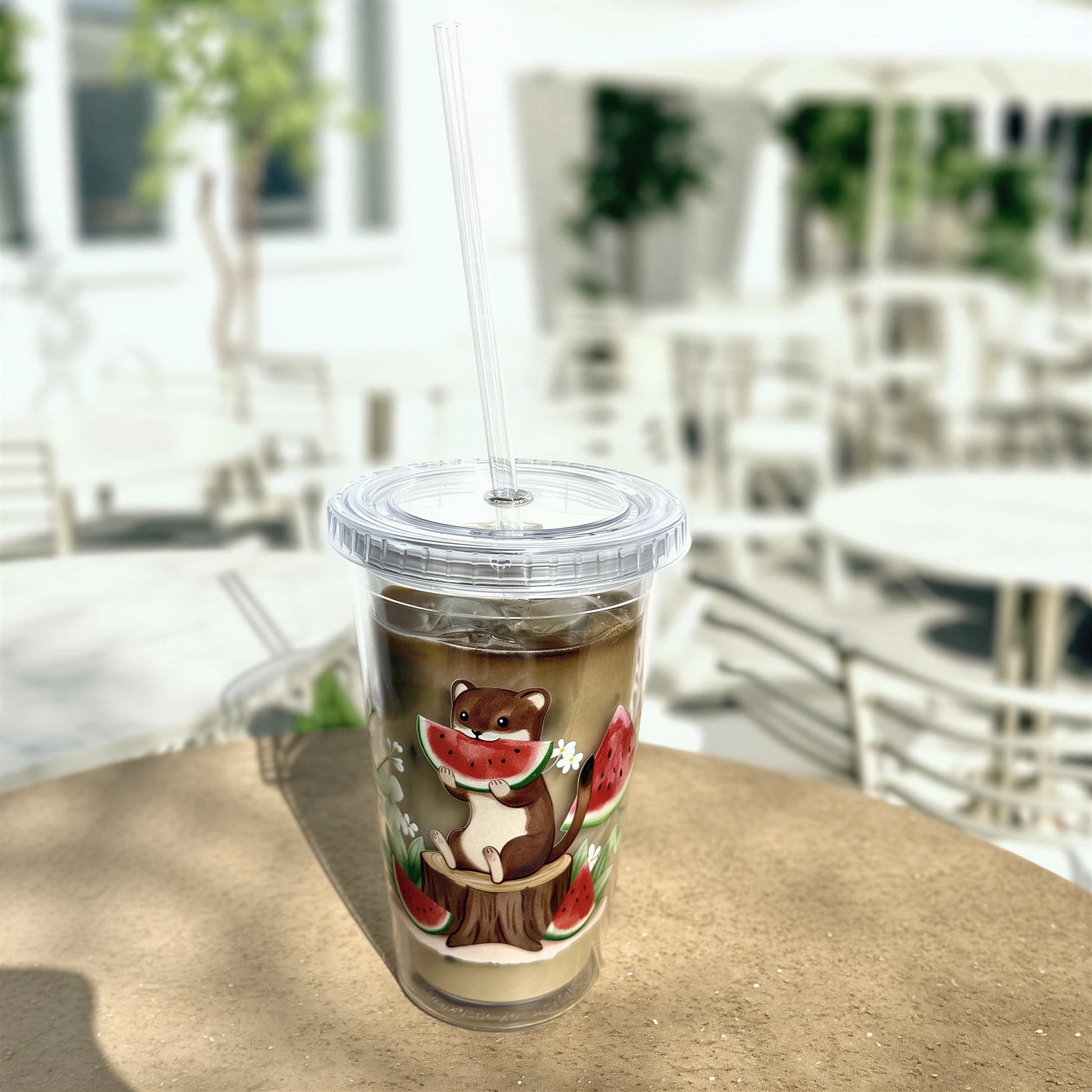 おこじょとスイカ クリアタンブラー 洋風カフェの屋外テラスに置いた涼しげな夏の雰囲気カット